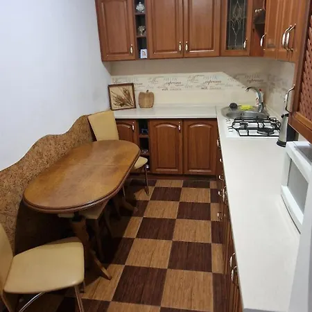 біля оперного театру